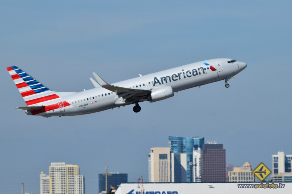 Boeing 737-823